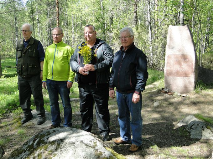 Venäjän matkalla 6.6.2015 kävimme Kollaalla. Kuvassa reservin upseerit Jaakko Teerimäki, Hannu Sinkkonen, Kai Kasanen ja Risto Päykkönen laskemassa kukkakimppua muistomerkille.