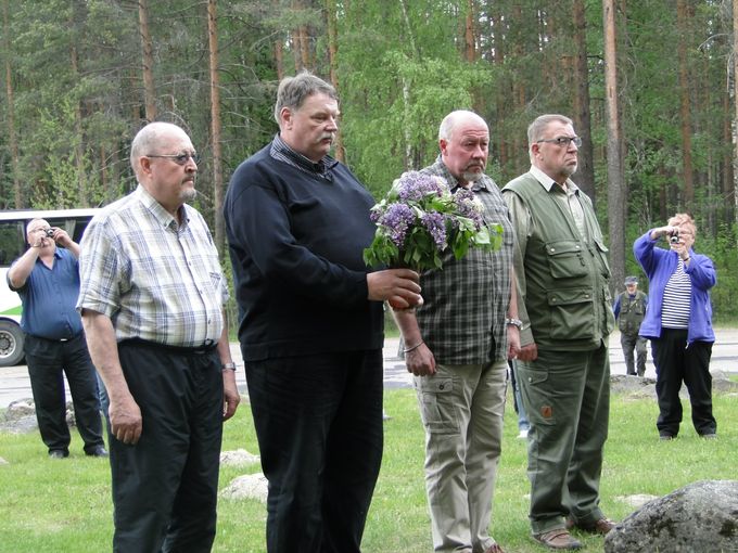 7.6.2015 reservinupseerit Harri Teho, Lasse Partanen, Esko Repo ja Kari Poutanen laskemassa sireenikimppua Murheen ristille.