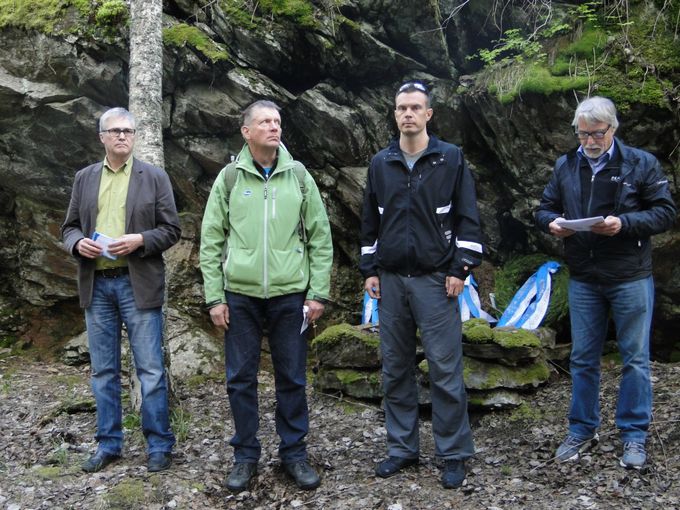 Laskimme Petäjänsaaren muistomerkille seppeleen. Vasemmalta reserivinupseerit Ilkka Partanen, Esa Repo, Simo Virta ja Markku Vihavainen