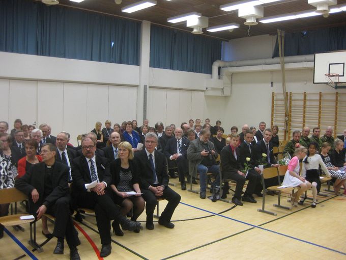 Keskuskoulullla paikalla ollutta juhlayleisöä, edessä vasemmalta srk tervehdyksen esittänyt kirkkoherra Erkki Kosonen, Hannu Auvinen, Rinna Ikola-Norrbacka ja Juha Reponen