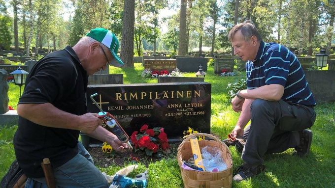 Muistolaattaa kiinnittämässä Risto Päykkönen ja Olli Uotinen