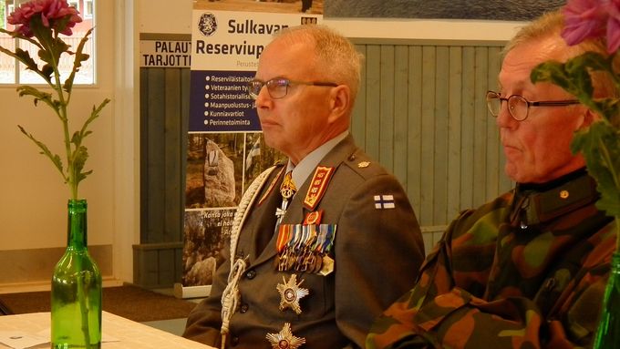 Juhlapuheen piti kenraaliluutnantti evp Paavo Kiljunen. Hänen oikealla puolellaan yhdistyksen sihteeri vänrikki Mauri Jurvanen. Kuva Juhani Kosonen.