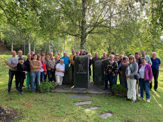 Ryhmäkuva 11.8 alkaneelta Lapin matkalta. Oppaana Kari Turunen ja matkanjohtajana Markku Vihavainen. Matkassa Virta Linesin bussilla. Klikkaa kuvaa isommaksi.