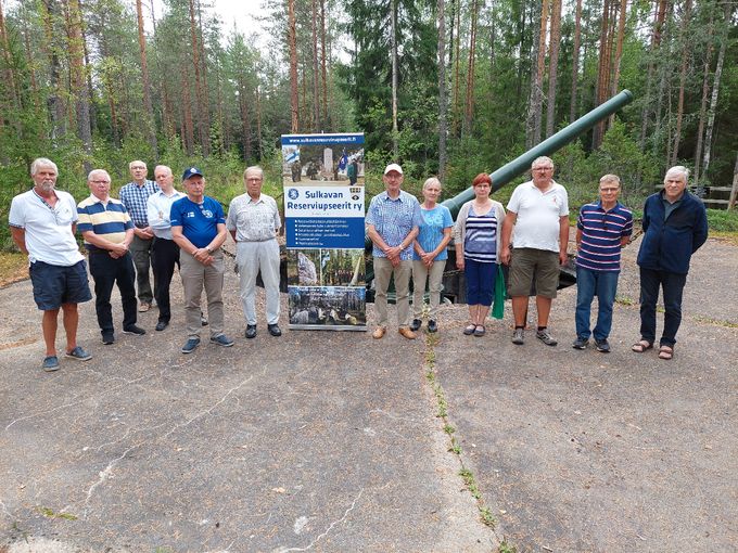 Laatokan puolustuksen perinneyhdistys vieraili Sulkavalla 12.8.2021.Yhteiskuva Sarsuimäen tykkipattereilla, missä reserviupseerien puolesta Olli Uotinen kertoi Tykkipatterin historiaa.. Tätä ennen oli lounastettu Muikkukukossa. Tykkipattereilta mentiin kakkukahveille Partalansaaren lomakodille. Siellä Ilkka Partanen kertoi Sulkavasta sekä Sulkavan reserviupseereista.  KUVA Ilkka Partanen