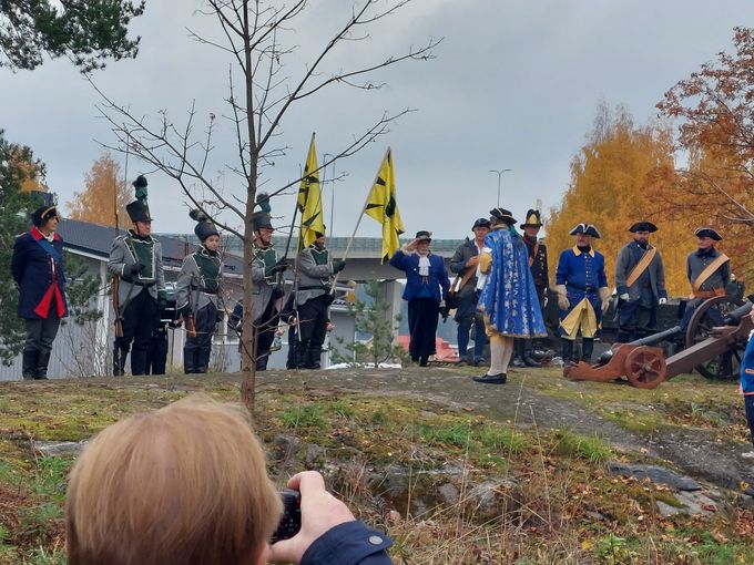 Ruotsin kuningas Kustaa III ( Olli Uotinen ) tarkastaa sotilasrivistöä. KUVA Ilkka Partanen