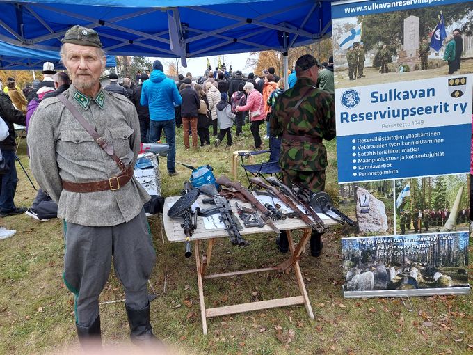 Sulkavan reserviupseerit olivat yli 10 hengen porukalla tapahtuman järjestelyissä. Tässä luutnantti Koskelan asuun pukeutunut Hannu Pasanen vanhojen aseiden esittelypisteellä. Pisteellä olivat lisäksi Ilkka Partanen ja Hannu Sinkkonen. KUVA Ilkka Partanen