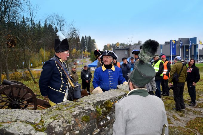 Timo Vihavainen ja Sulkavan reservinupseerien pj Risto Päykkönen. KUVA Arvo Partanen