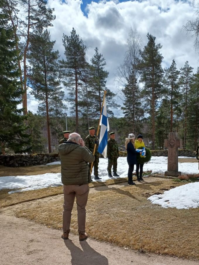 Veteraanipäivän kunniavartiot pidettiin Sulkavalla ja Lohilahdella. Kuvassa Lohilahdella  Oili Tikka ja Kukka-Maaria Kärki ovat laskemassa seppelettä sarkarhautausmaalle Lohilahdella. Kunniavartiossa ovat mm. maj Esa Repo, ylil Risto Päykkönen ja värnikki Hannu Sinkkonen. Kuva Markku Tuominen