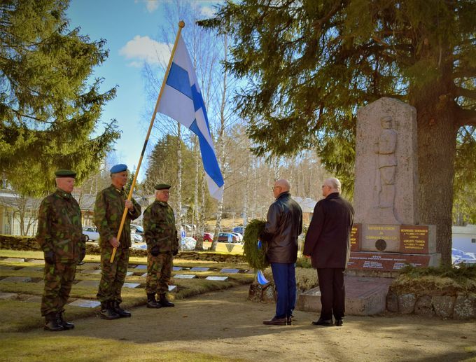 Veteraanipäivän kunniavartio ja seppeleenlasku Sulkavan kirkolla. Kunniavartiossa vasemalta Hannu Sinkkonen, Ilkka Partanen ja Risto Päykkönen.  Seppeleenlaskijat Sulkavan kunnan edustajana Pertti Paunonen ja srk:n edustajana Pertti Kankkunen osoittavat kuvassa kunniaa Suomen lipulle. Kuva Arvo Partanen