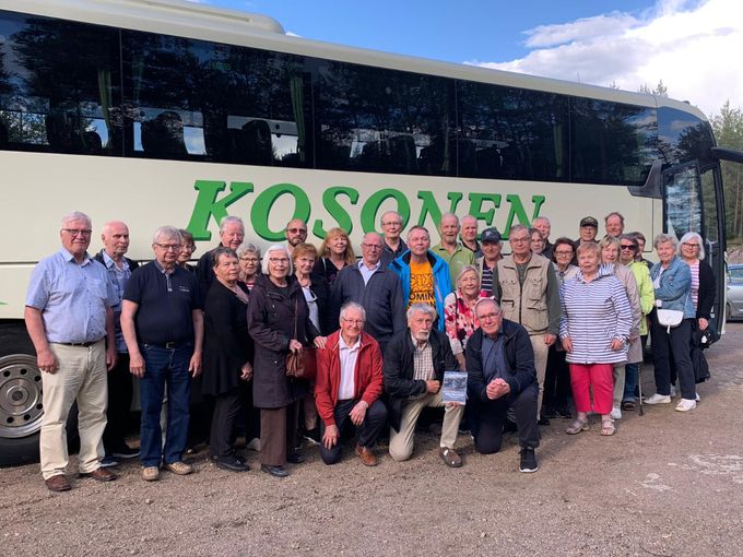 Ryhmäkuva, jossa seuraavat henkilöt vasemmalta alkaen;