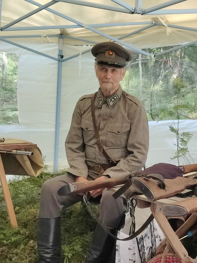 Hannu oli luutnatti Koskelan puvussa esittelemässä Linnavuoren pamaus tapahtumassa perinneaseita. Kuva Hannu Sinkkonen