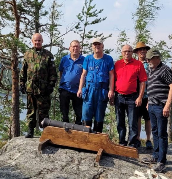 Sulkavan reservinupseerit oli mukavan Linnavuoren tapahtumassa monenlaisissa tehtävissä. Tykki on hinattu tämän porukan toimesta Linnavuoren päälle. Vasemmalta Hannu Sinkkonen, Kari Hakulinen, Aki Tervonen, Ari Hämäläinen ja Markku Vihavainen. Kuva Kari Hakulinen