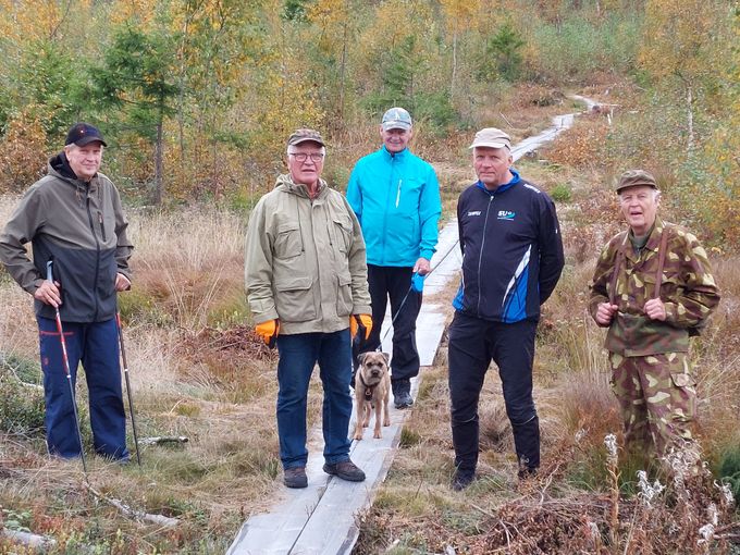Mukaan tuli Hannu Heikkonen matkalta. Hannu vasemmalla. 10 km:n marssin jälkeen nautimme Alanteen Helmessä Jaakko Lambergin tarjoamat munkkikahvit.