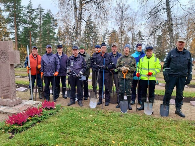 Reserviupseerit olivat joukolla tiistaina 18.10.22  Lohikoskella suoristamassa sankarivainajien hautakiviä. Heitä on haudattu Lohikoskelle yhteensä 47. Kuvassa vasemmalta Risto Päykkönen,Hannu Sinkkonen, Martti Ruottinen, Olli Uotinen, Esko Repo, Tatu Tolvanen, Asko Tolvanen, Ari Laakkonen reserviläisineen, Markku Tuominen ja Esa Repo.  Kuva Eila Auvinen