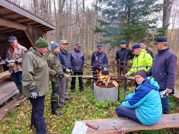Urakan päätyttyä Reporetket tarjosi makkaraa ja nokipannukahvit Lohikosken myllyn laavulla. Sitä ennen Eila Auvinen oli tarjonnut piirakkakahvit kirkossa. Kiitos siitä heille.